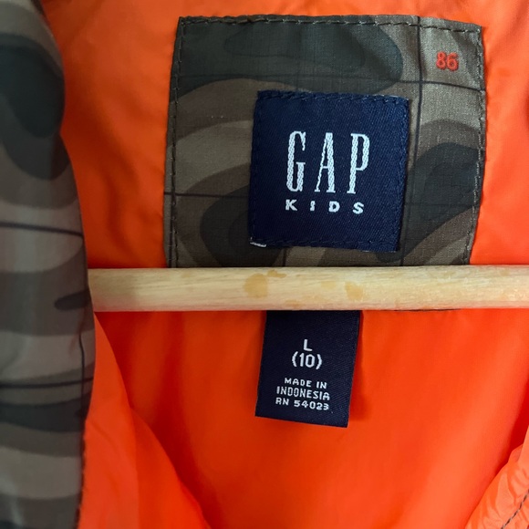 L (10) GAP Kids Camouflage Puffer Vest - Picture 6 of 7